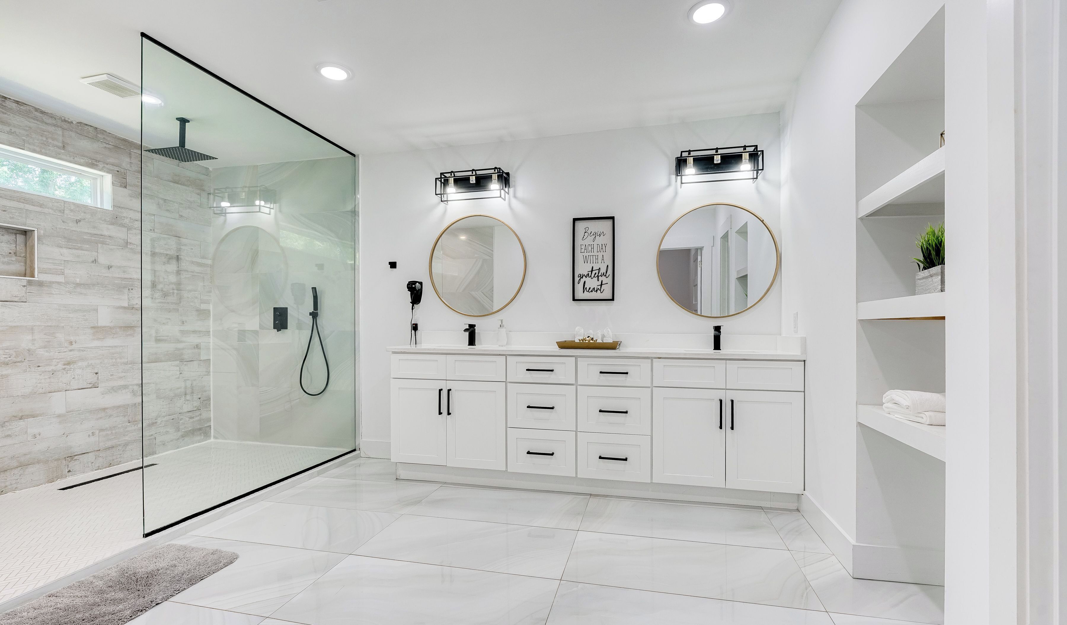 Badewanne, Haartrockner, Handtücher