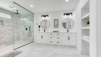 Badewanne, Haartrockner, Handtücher