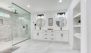 Tina, secadora de cabello, toallas 