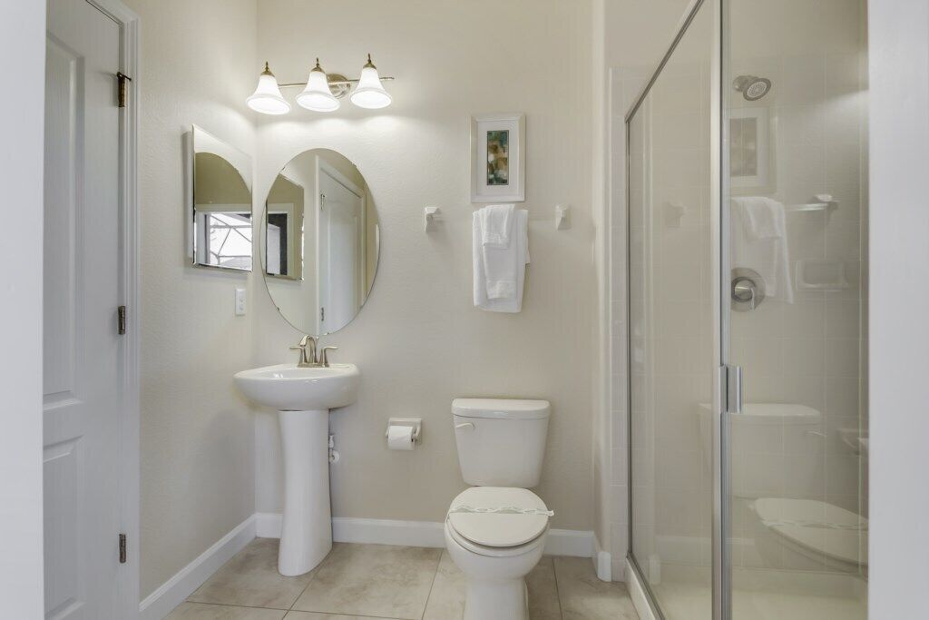 Kombinert dusj/badekar, hårføner og håndklær