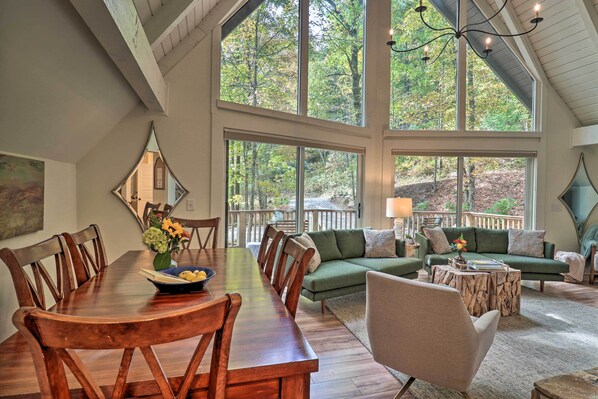 TV, fireplace - 1 Mi to Town: Chalet-Style Highlands Retreat (Highlands)