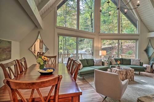 1 Mi to Town: Chalet-Style Highlands Retreat