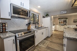 冰箱、微波炉、烤箱、炉灶