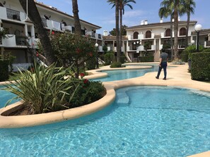 Una piscina al aire libre