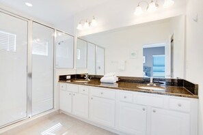 Ensemble douche/baignoire, sèche-cheveux, serviettes fournies