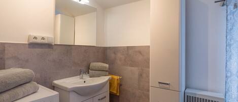 Chuveiro, toalhas de banho