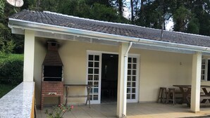 A covered patio with a brick oven, outdoor seating, and a swimming pool. - Incredible country house in Salesopolis (Salesópolis)