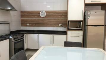 冰箱、微波炉、烤箱、炉灶