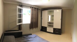 4 quartos, escrivaninha, ferros/tábuas de passar roupa