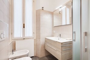 Regadera, secadora de cabello, bidet, toallas 