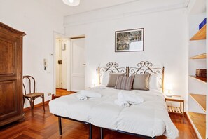 1 habitación, tabla de planchar con plancha, wifi y ropa de cama 