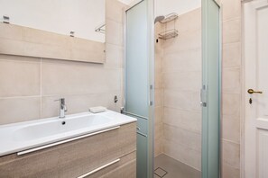 Een douche, een haardroger, een bidet, handdoeken