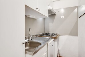 Réfrigérateur, micro-ondes, plaque de cuisson, grille-pain