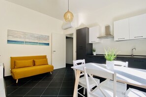 Interior - GuestHost - Cozy and bright apartment totally new, both in the renovation and in the contemporary style furnishings. The flat is located just 5 meters from the beach and has a balcony with sea view, as well as every kind of comfort to accommodate up to 3 (Salerno)
