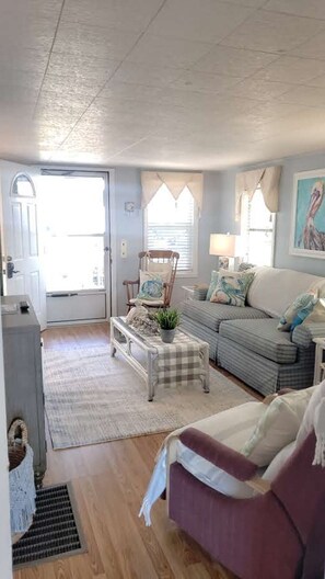 Télévision à écran plat, livres, chaîne hi-fi