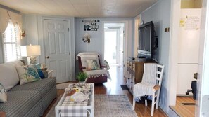 Flat-screen TV, books, stereo - Ocean Lakes Pelican Pointe, Beautiful Ocean & Lake Front cozy cottage. (Myrtle Beach)