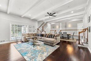 Fernseher, Kamin, Arbeitsbereiche