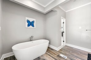 Badewanne, Haartrockner, Handtücher