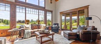 The Chalet @ BHOTR-Luxurious mtn getaway w/hot tub on back patio