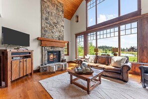 Älytelevisio, takka, DVD-soitin, kirjoja