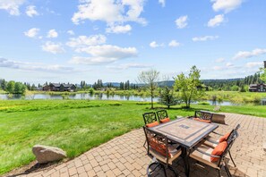 Outdoor dining - The Chalet @ BHOTR-Luxurious mtn getaway w/hot tub on back patio (McCall)