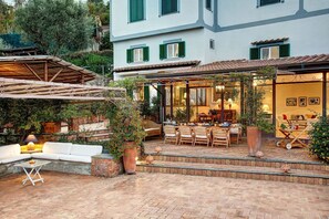 Outdoor dining - Wonderful private villa with A/C, WIFI, pool, TV, terrace and panoramic view, close to Sorrento (Massa Lubrense)