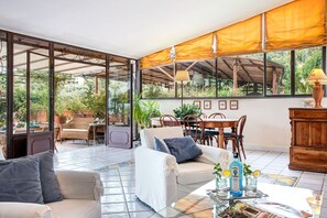 TV, fireplace, DVD player, stereo - Wonderful private villa with A/C, WIFI, pool, TV, terrace and panoramic view, close to Sorrento (Massa Lubrense)