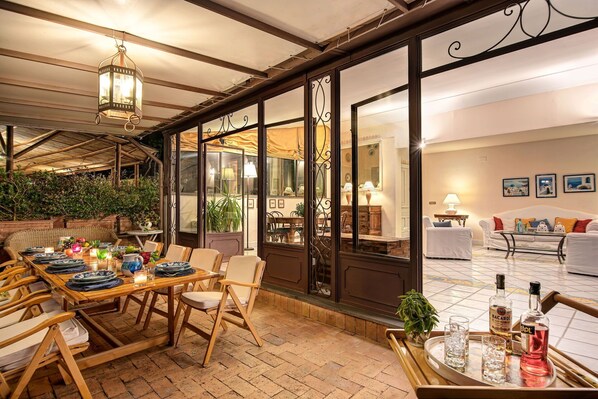 Outdoor dining