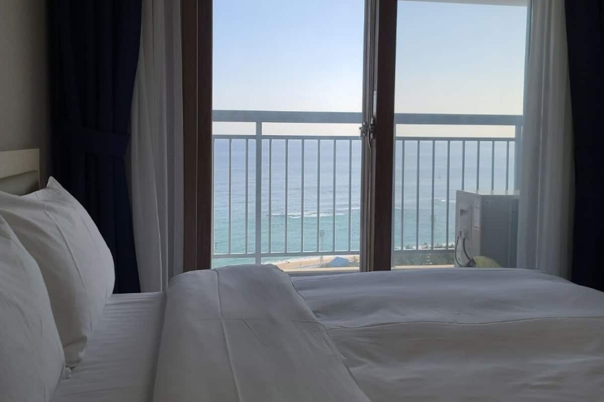 Premier Suite, Multiple Beds, Non Smoking, Ocean View | 1 bedroom, soundproofing, free WiFi, bed sheets