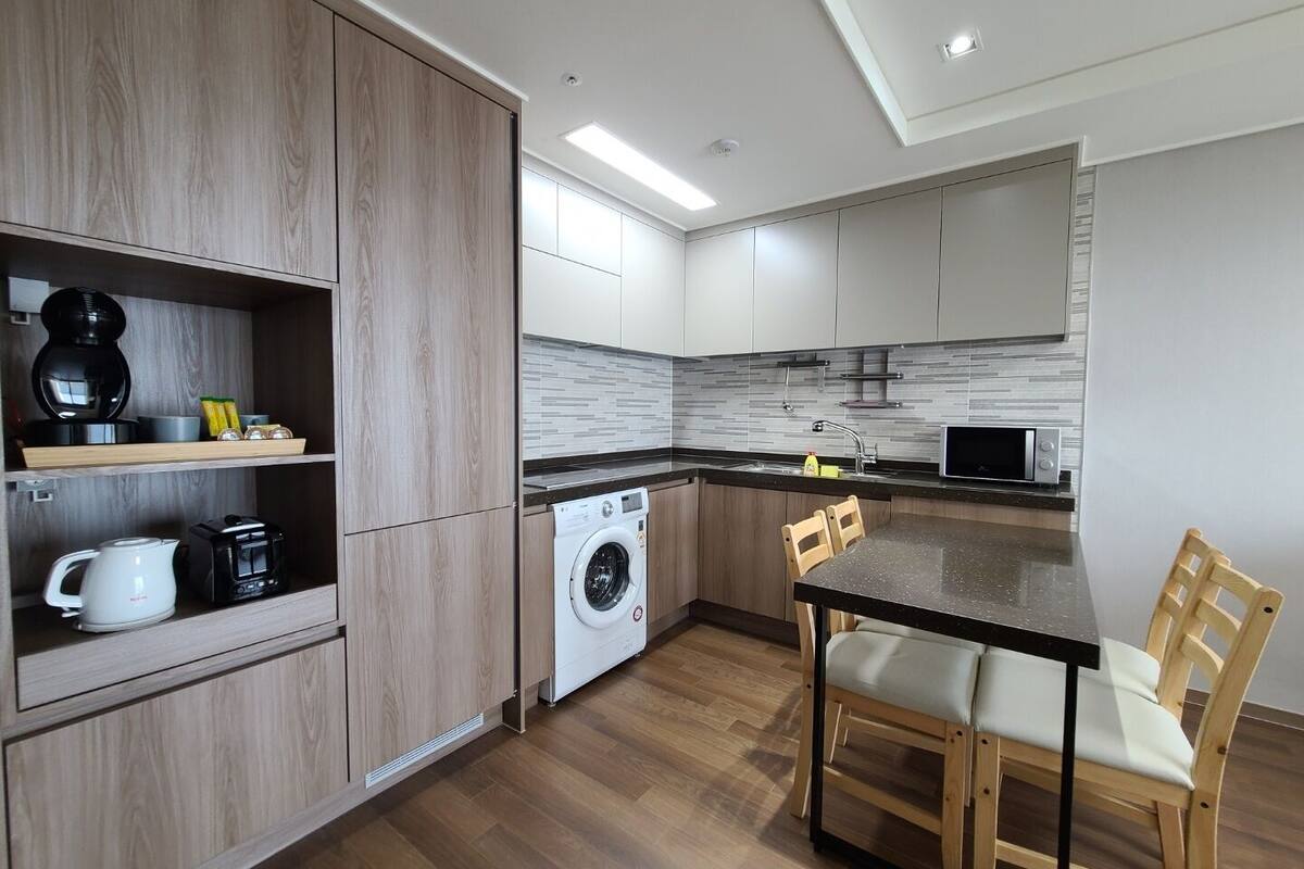 premier suite, multiple beds, non smoking, ocean view | private kitchen | fridge, microwave, toaster