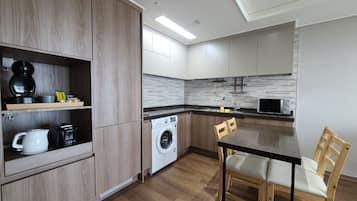 Premier Suite, Multiple Beds, Non Smoking, Ocean View | Private kitchen | Fridge, microwave, toaster