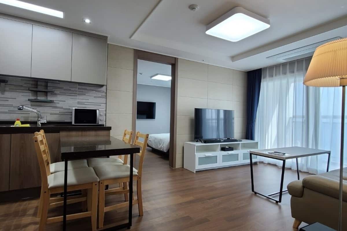 presidential suite, multiple beds, non smoking, ocean view | private kitchen | fridge, microwave, toaster