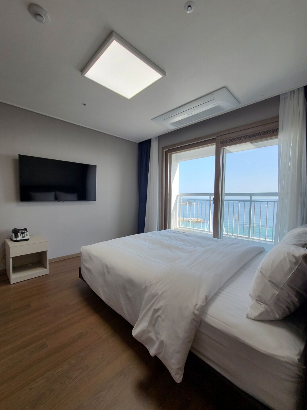 presidential suite, multiple beds, non smoking, ocean view | 1 bedroom, soundproofing, free wifi, bed sheets