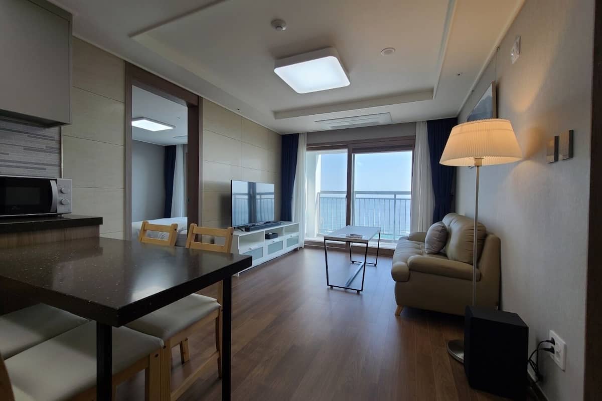 presidential suite, multiple beds, non smoking, ocean view | living area | flat-screen tv, heated floors