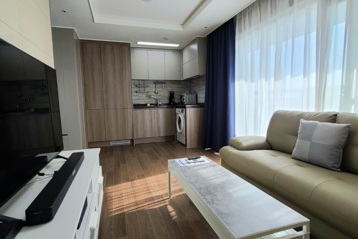 junior suite, multiple beds, non smoking, city view | private kitchen | fridge, microwave, toaster