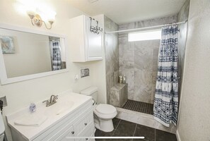 Douche, sèche-cheveux, serviettes fournies, savon