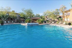 Utomhuspool och uppvärmd pool