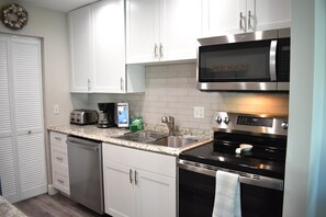 Réfrigérateur, micro-ondes, four, plaque de cuisson