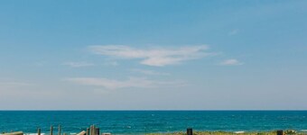 Beautiful Lake view cottage. Newly renovated. A few steps from lake