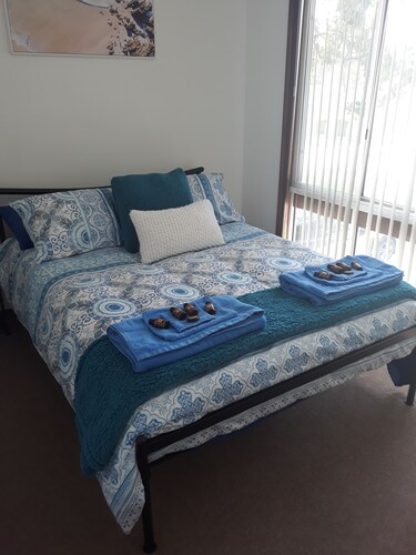 Beautiful Lake view cottage. Newly renovated. A few steps from lake
