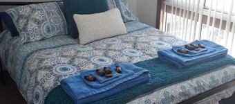 Beautiful Lake view cottage. Newly renovated. A few steps from lake