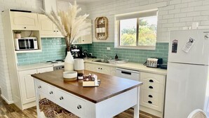 Coffee/tea maker, fridge, microwave, oven - Relax in style  - mineral spa, games room, trampoline, fireplace (Pet friendly) (Goolwa Beach)
