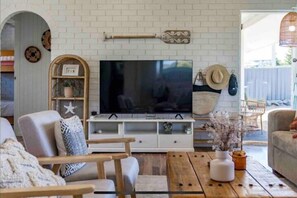 Una Smart TV, una chimenea, una consola de videojuegos, Netflix