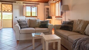 A cozy living room with two sofas, a small table, and a lamp. - Relaxing hillside family accommodation with pool (Perugia)