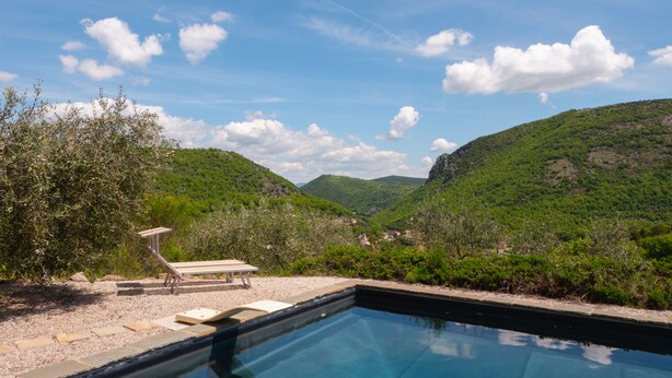 A pool with a view of green hills and a clear sky. - Relaxing hillside family accommodation with pool (Perugia)