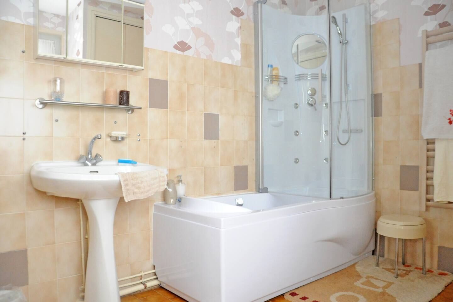 Combined shower/bathtub, hair dryer, towels