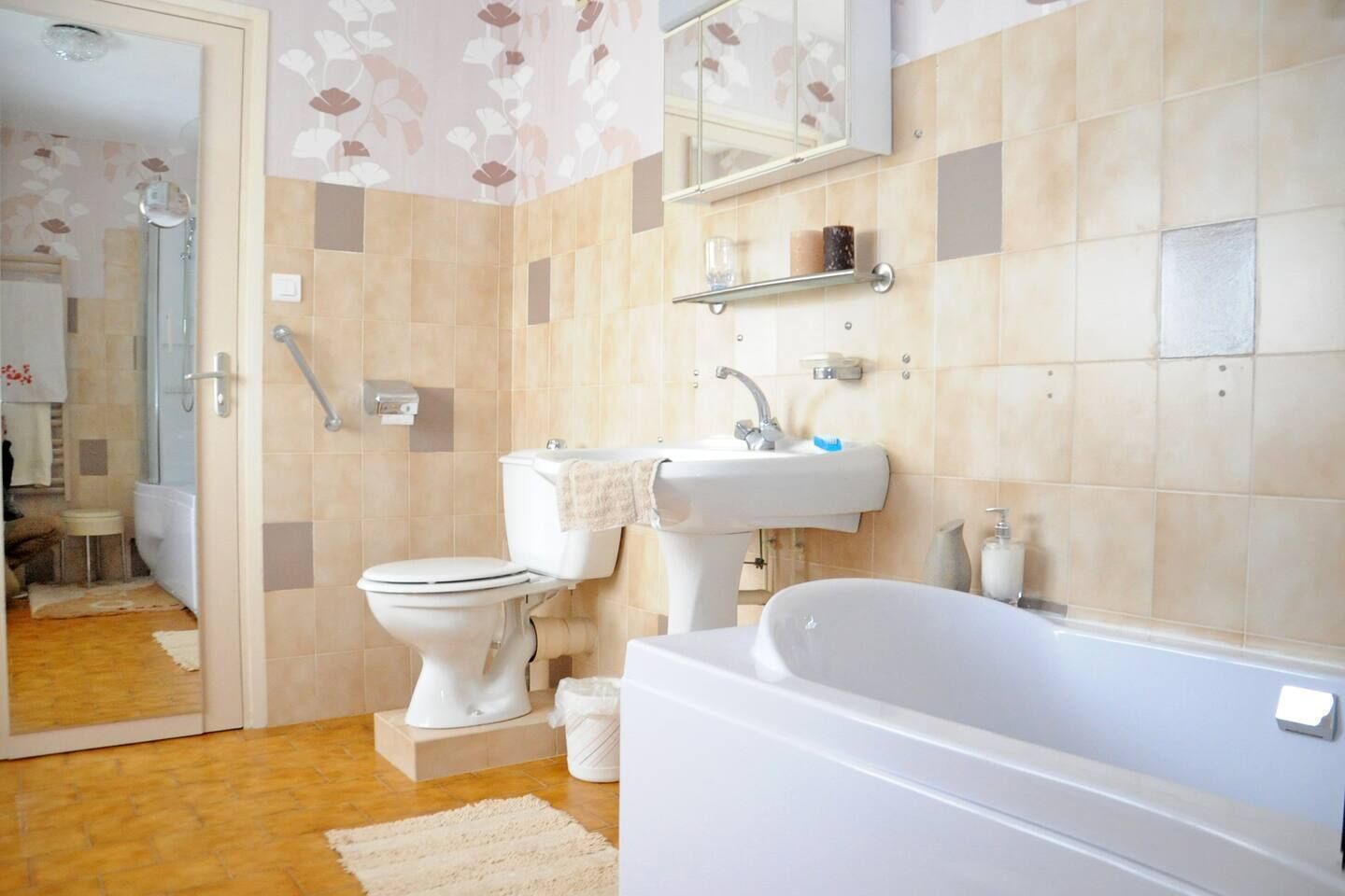 Ein Badezimmer mit Toilette, Waschbecken und Badewanne.