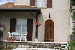 Outdoor dining - 1 Bedroom House 20min walk to centre in Tournus (Tournus)