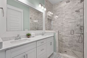 Combined shower/bathtub, rainfall showerhead, hair dryer, towels - Golf Cart ☀️ Beach Chairs, Community Pool, Gated Community ☀️ (Santa Rosa Beach)