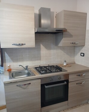 Coffee/tea maker, fridge, oven, stovetop
